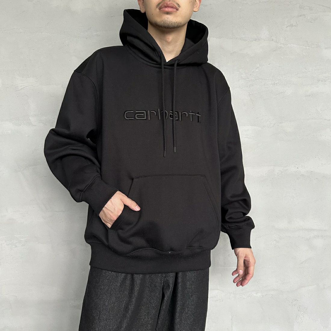 carhartt WIP [カーハートダブリューアイピー] フーデッドカーハートスウェットシャツ [I030547] BLK/BLK &&モデル身長：168cm 着用サイズ：L&&
