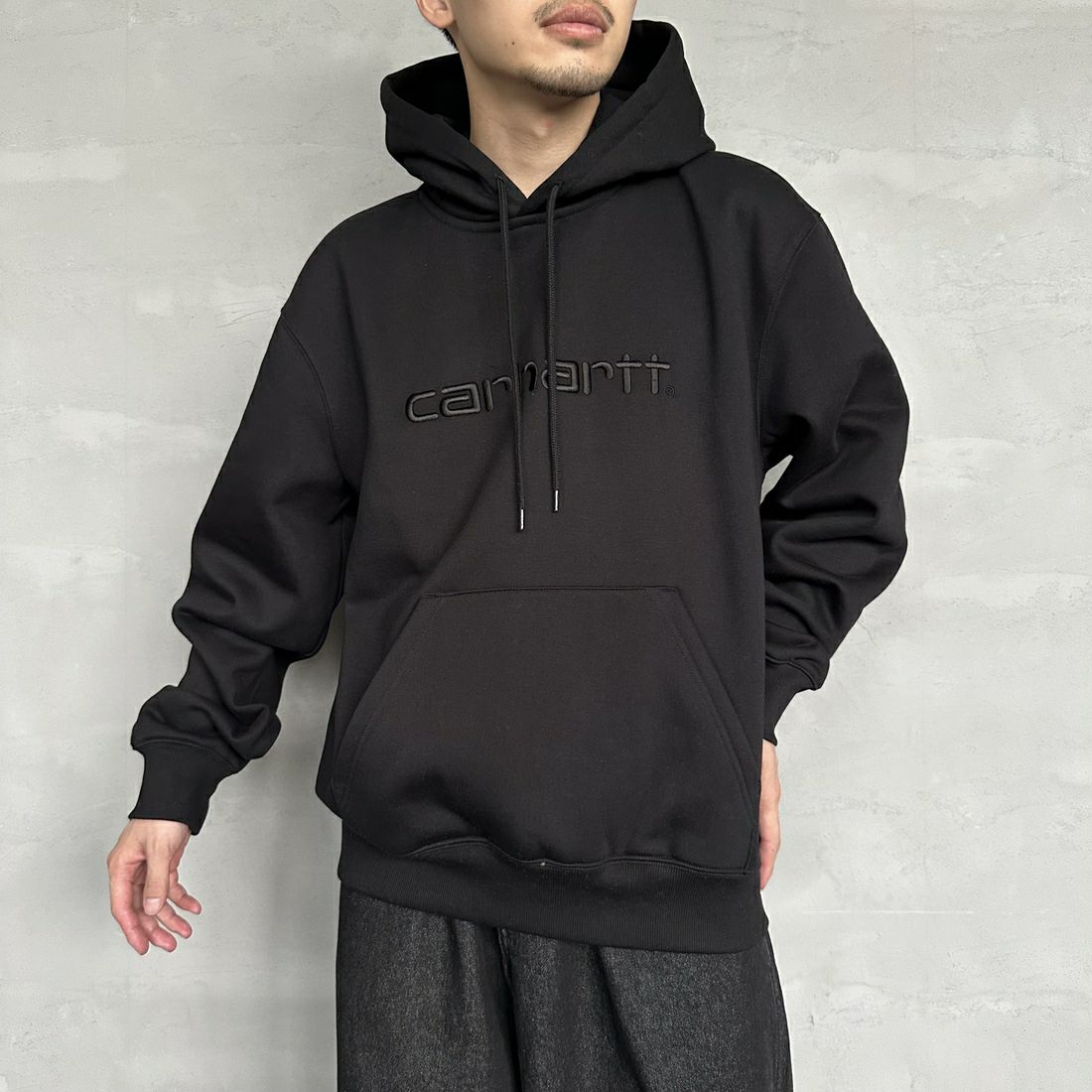carhartt WIP [カーハートダブリューアイピー] フーデッドカーハートスウェットシャツ [I030547] BLK/BLK &&モデル身長：168cm 着用サイズ：L&&