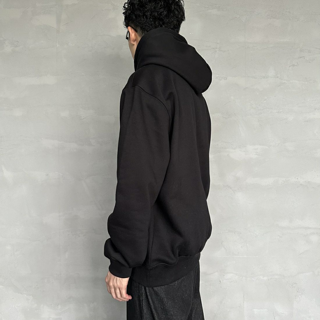 carhartt WIP [カーハートダブリューアイピー] フーデッドカーハートスウェットシャツ [I030547] BLK/BLK &&モデル身長：168cm 着用サイズ：L&&