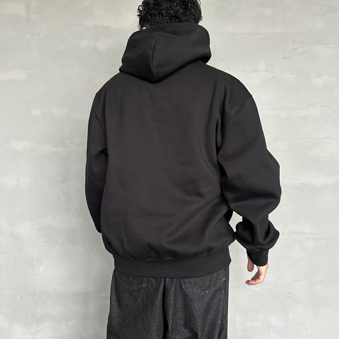 carhartt WIP [カーハートダブリューアイピー] フーデッドカーハートスウェットシャツ [I030547] BLK/BLK &&モデル身長：168cm 着用サイズ：L&&