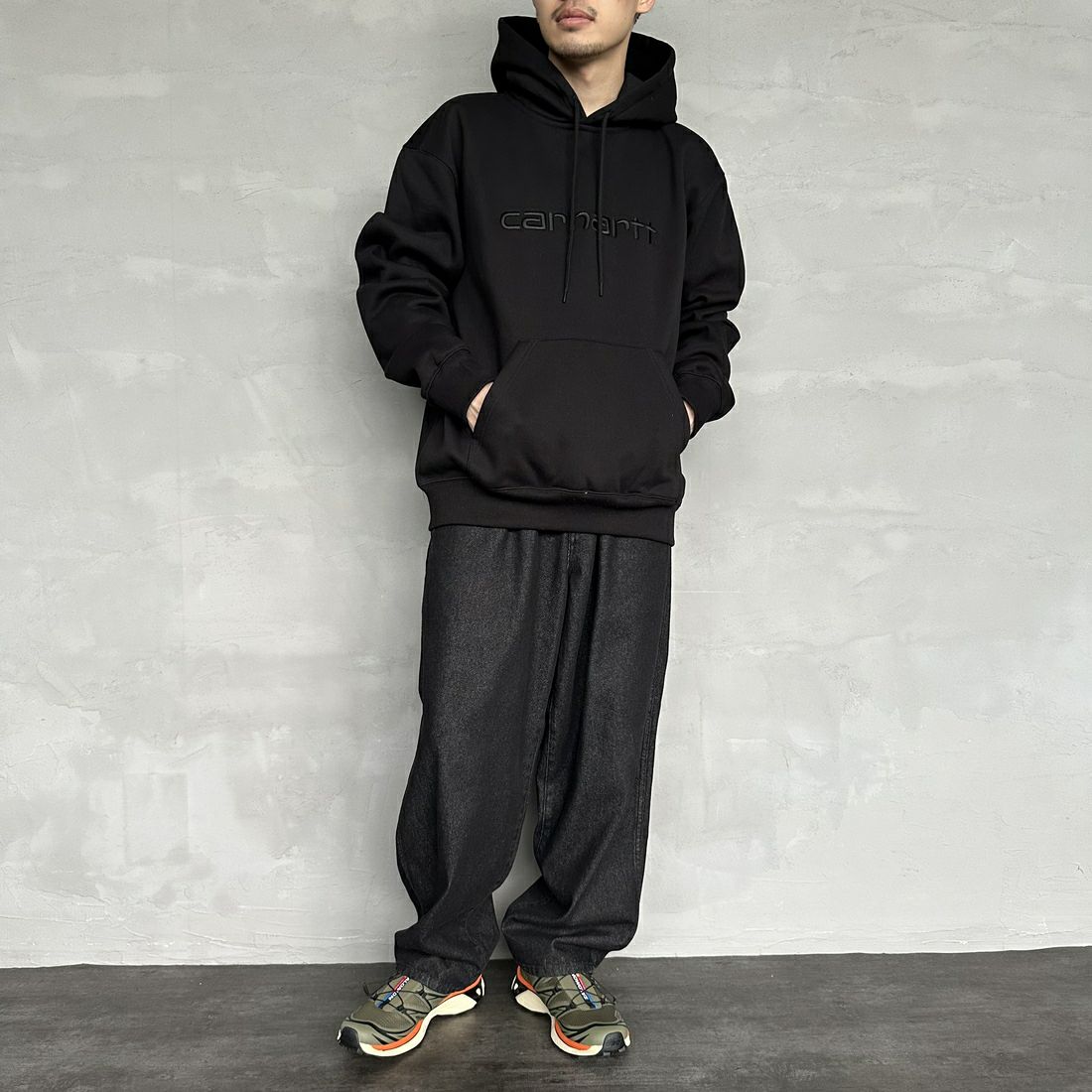 carhartt WIP [カーハートダブリューアイピー] フーデッドカーハートスウェットシャツ [I030547] BLK/BLK &&モデル身長：168cm 着用サイズ：L&&