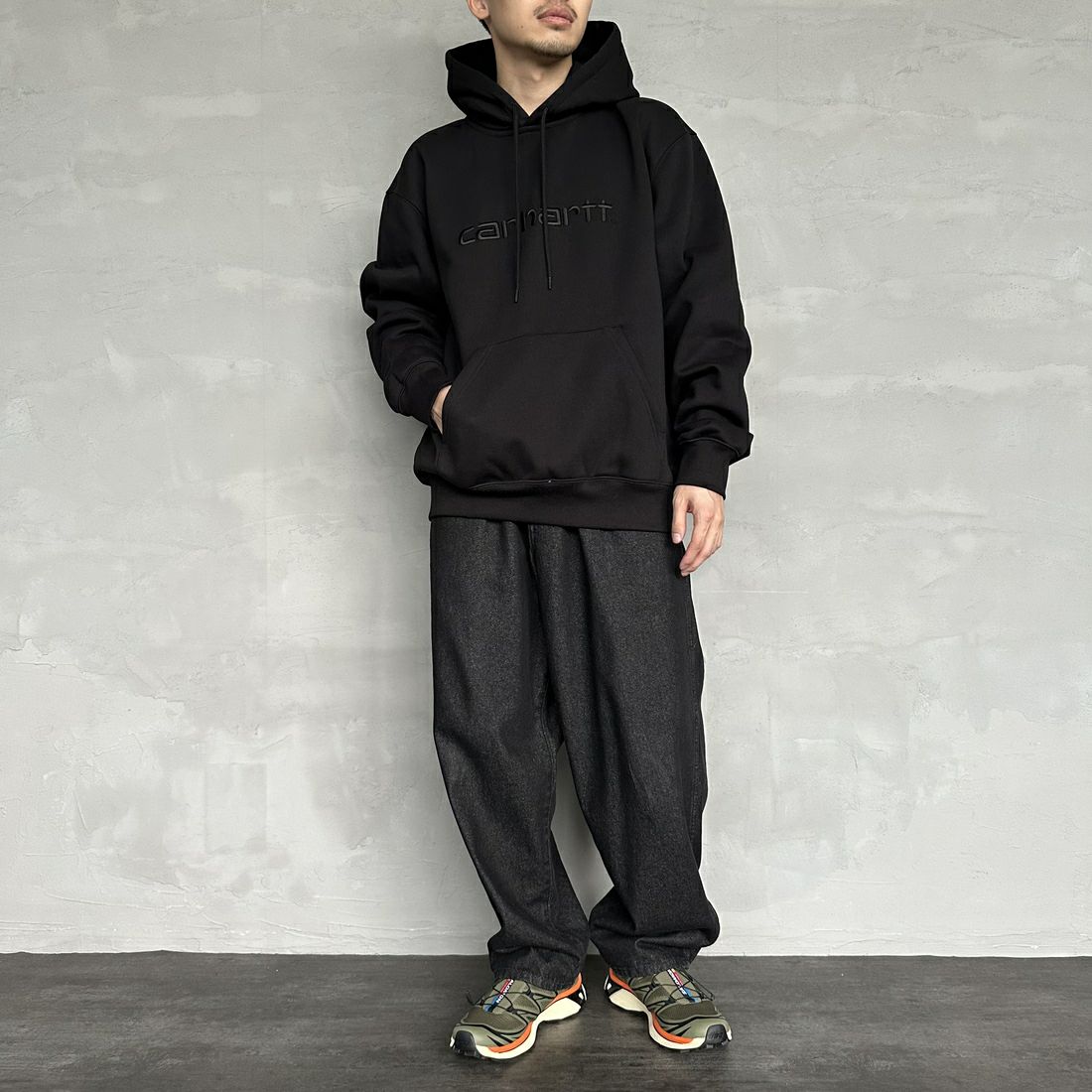 carhartt WIP [カーハートダブリューアイピー] フーデッドカーハートスウェットシャツ [I030547] BLK/BLK &&モデル身長：168cm 着用サイズ：L&&
