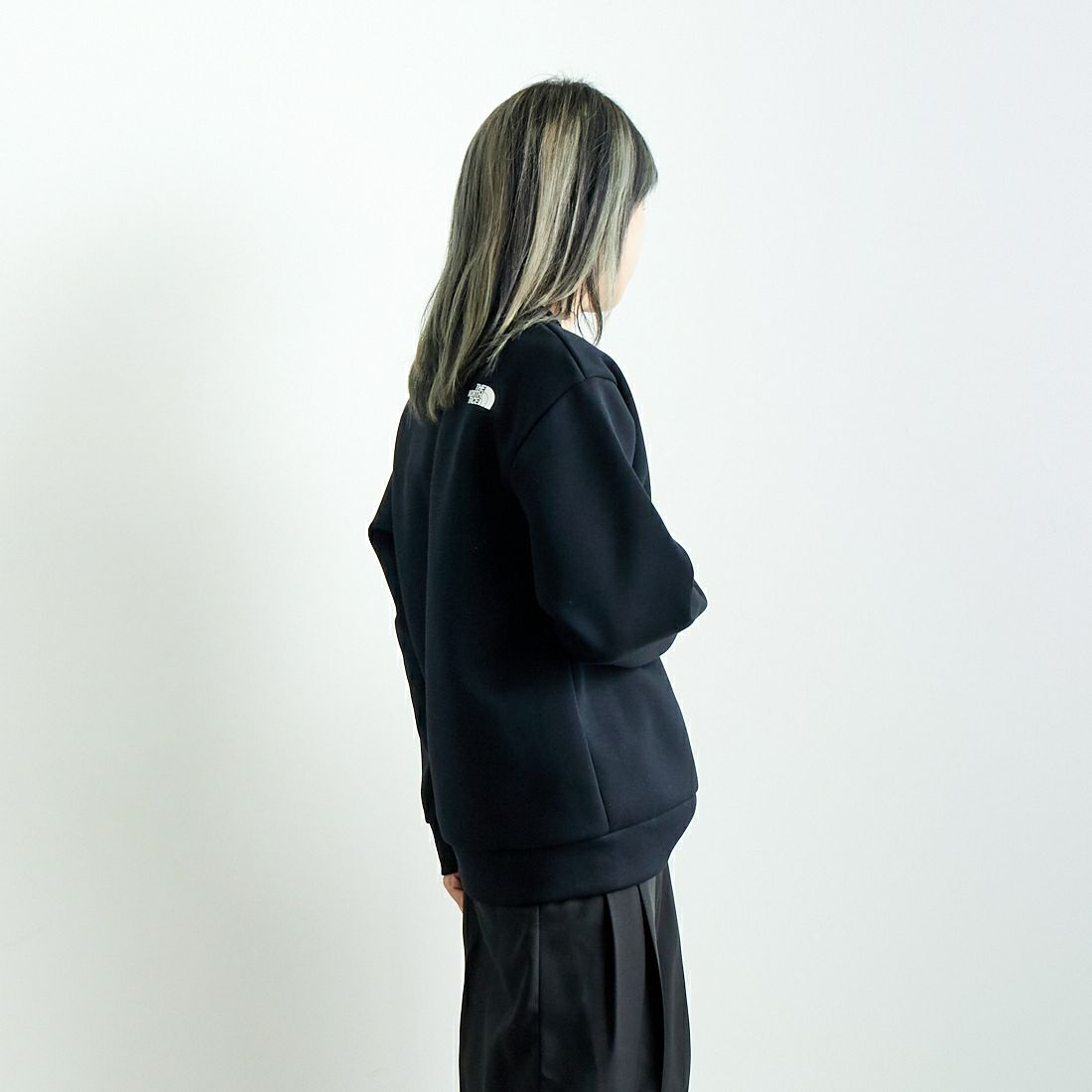 THE NORTH FACE [ザ ノースフェイス] テックエアースウェットクルー [NT62486] K &&モデル身長：167cm 着用サイズ：S&&