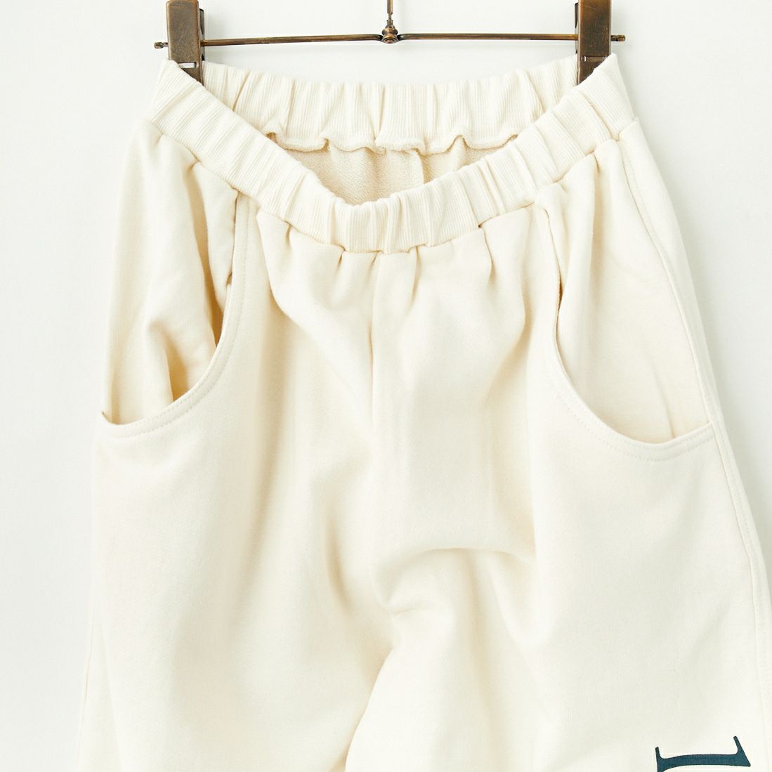 CHIGNON [シニヨン] 12YARAD ロゴスウェットパンツ [3745-341KO] O.WHITE