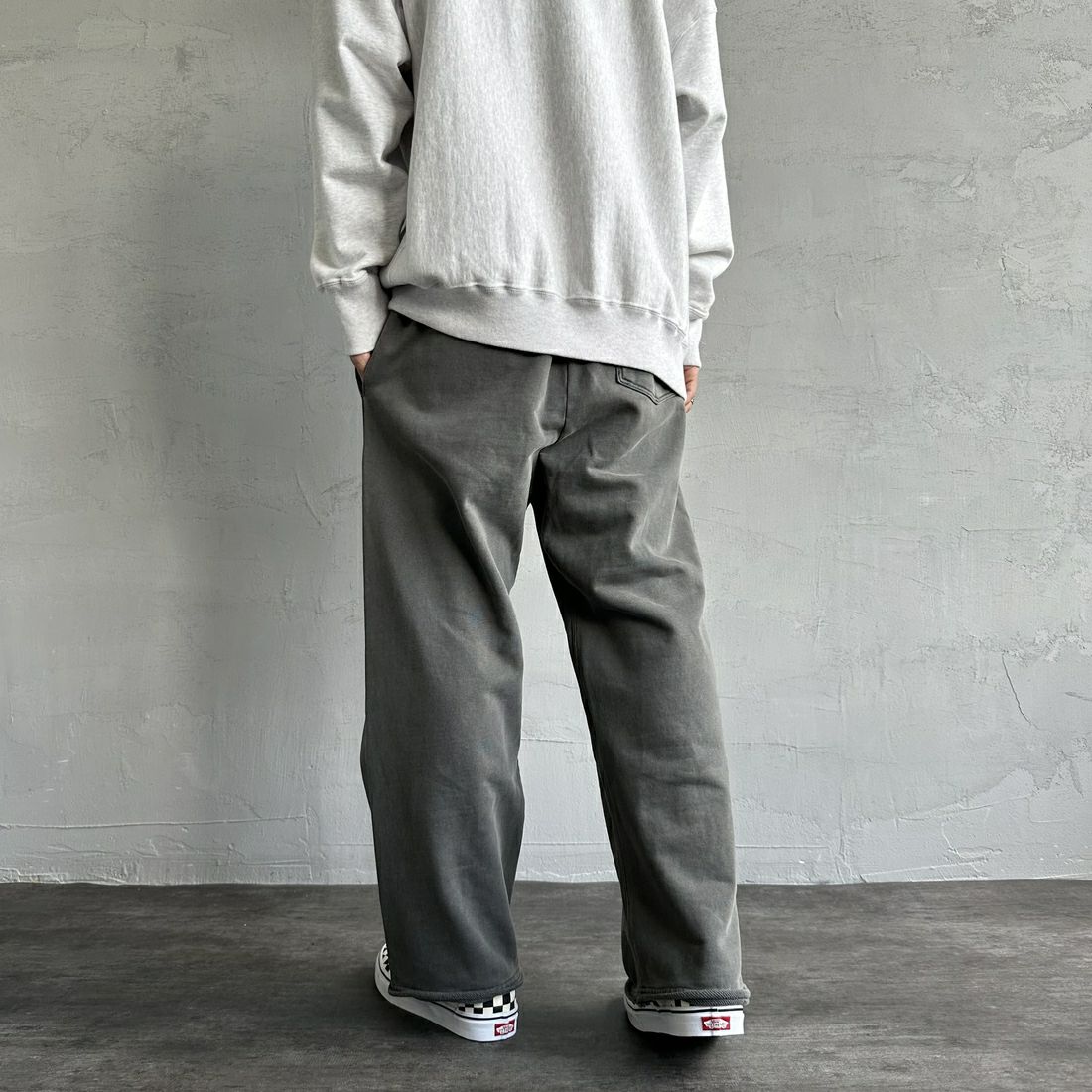 Jeans Factory Clothes [ジーンズファクトリークローズ] ピグメント ヘビー裏毛ワイドスウェットパンツ [2423-INM2] CHARCOAL &&モデル身長：179cm 着用サイズ：L&&