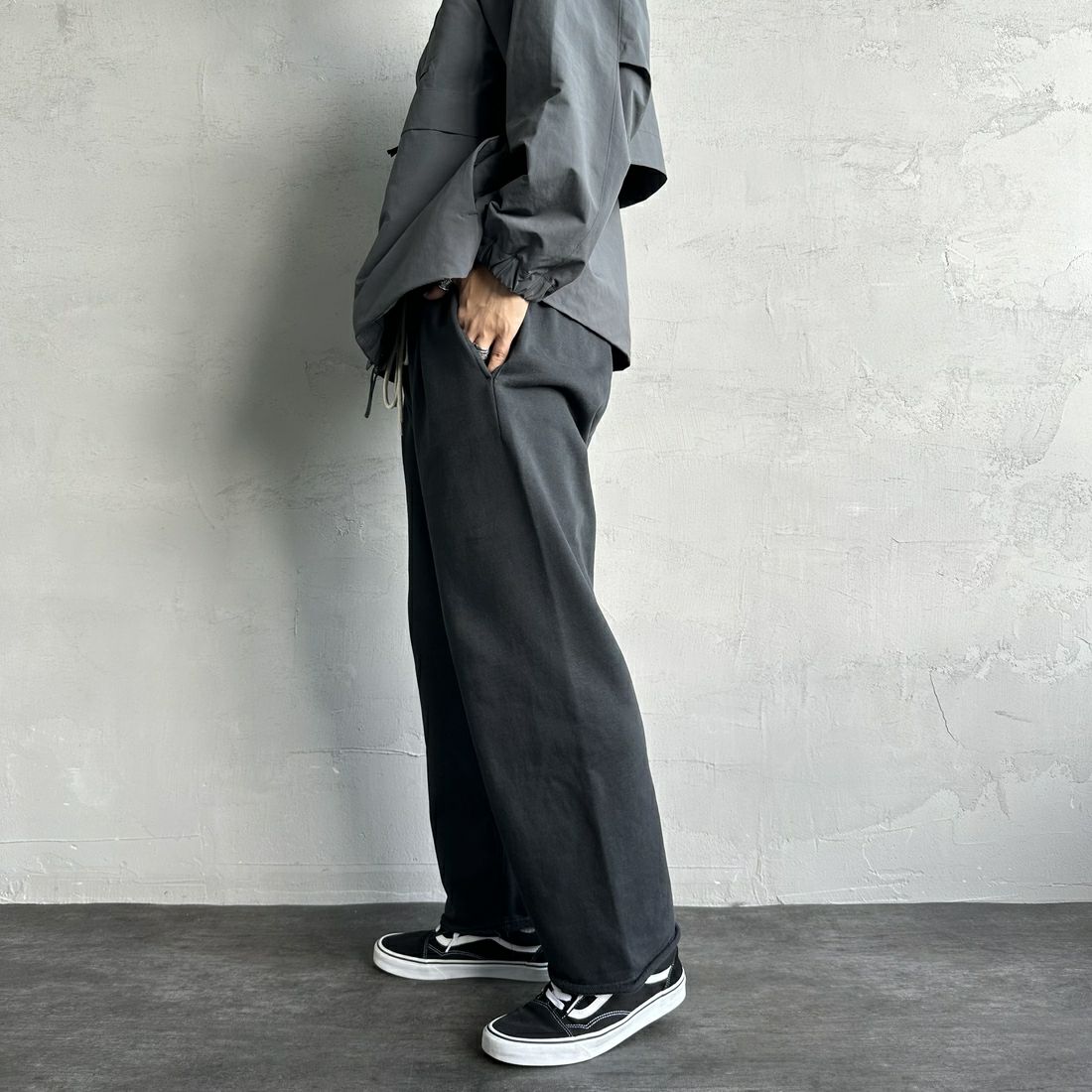 Jeans Factory Clothes [ジーンズファクトリークローズ] ピグメント ヘビー裏毛ワイドスウェットパンツ [2423-INM2] BLACK &&モデル身長：179cm 着用サイズ：M&&