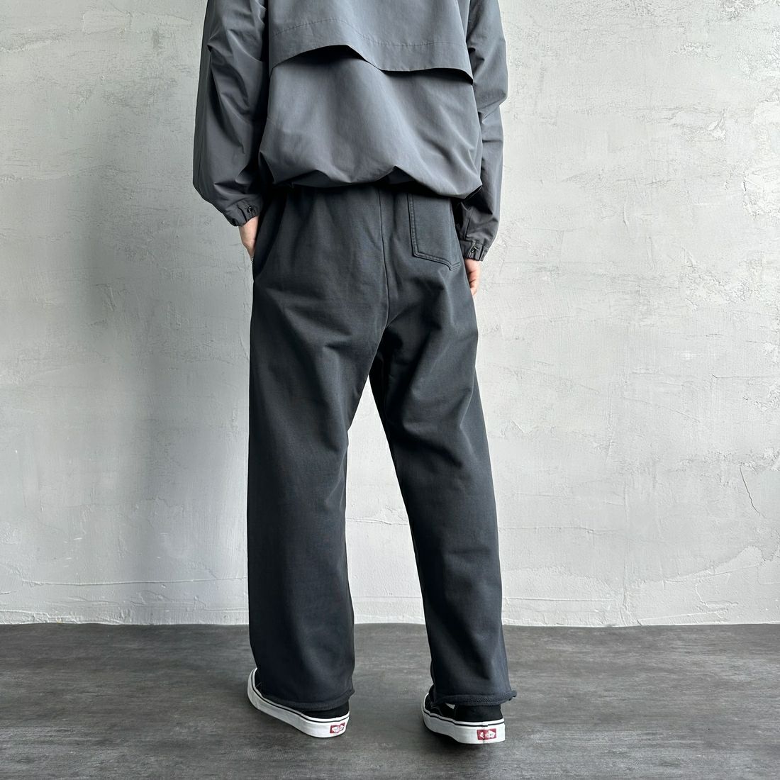 Jeans Factory Clothes [ジーンズファクトリークローズ] ピグメント ヘビー裏毛ワイドスウェットパンツ [2423-INM2] BLACK &&モデル身長：179cm 着用サイズ：L&&