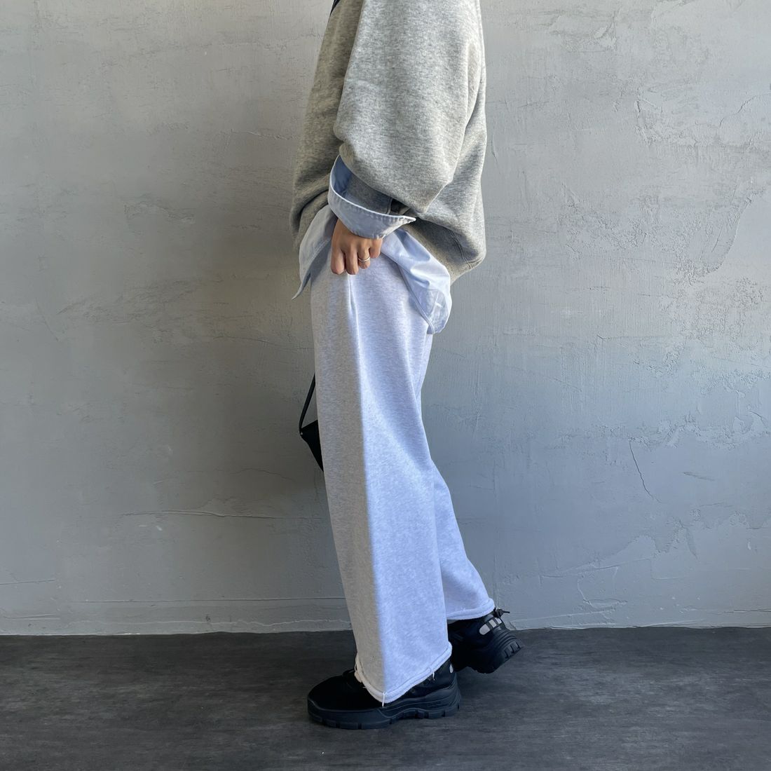 Jeans Factory Clothes [ジーンズファクトリークローズ] ピグメント ヘビー裏毛ワイドスウェットパンツ [2423-INM2] ASH&&モデル身長：160cm 着用サイズ：S&&