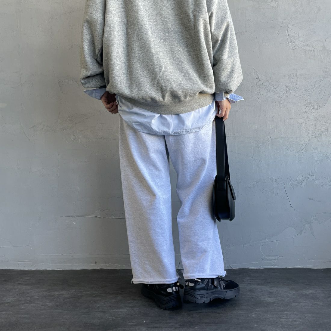 Jeans Factory Clothes [ジーンズファクトリークローズ] ピグメント ヘビー裏毛ワイドスウェットパンツ [2423-INM2] ASH&&モデル身長：160cm 着用サイズ：S&&