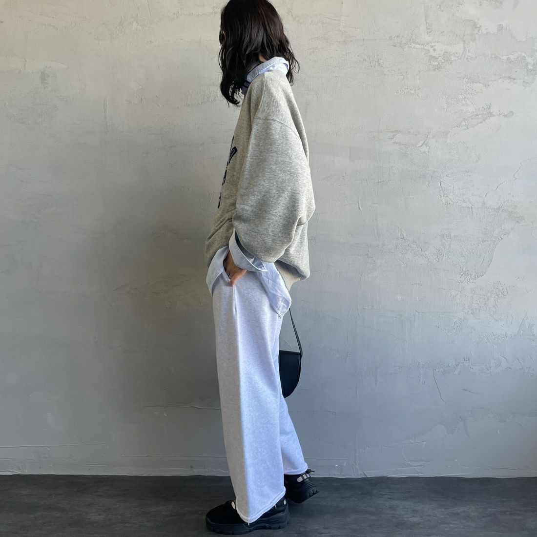 Jeans Factory Clothes [ジーンズファクトリークローズ] ピグメント ヘビー裏毛ワイドスウェットパンツ [2423-INM2] ASH&&モデル身長：160cm 着用サイズ：S&&