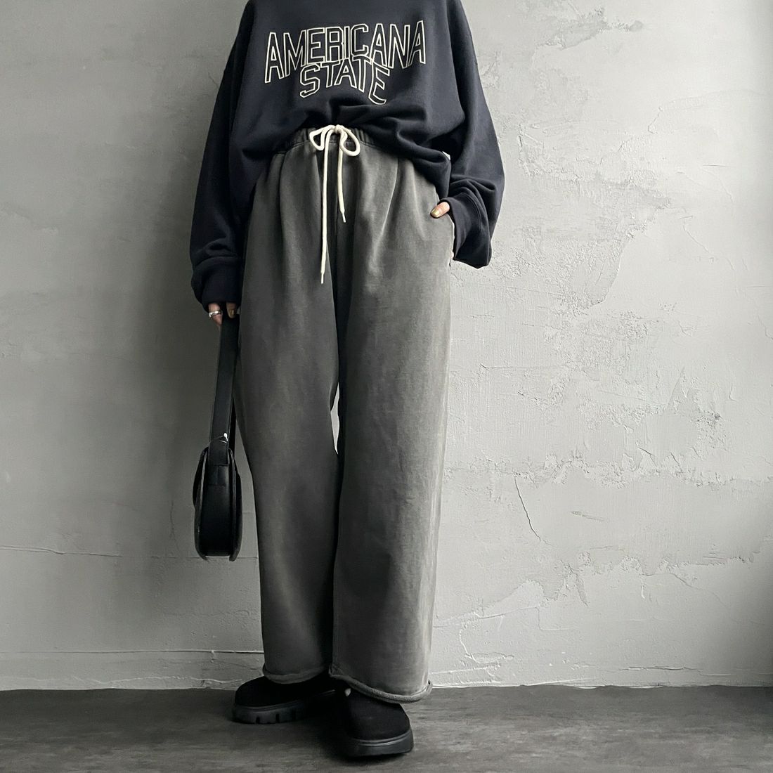 Jeans Factory Clothes [ジーンズファクトリークローズ] ピグメント ヘビー裏毛ワイドスウェットパンツ [2423-INM2] CHARCOAL&&モデル身長：158cm 着用サイズ：S&&