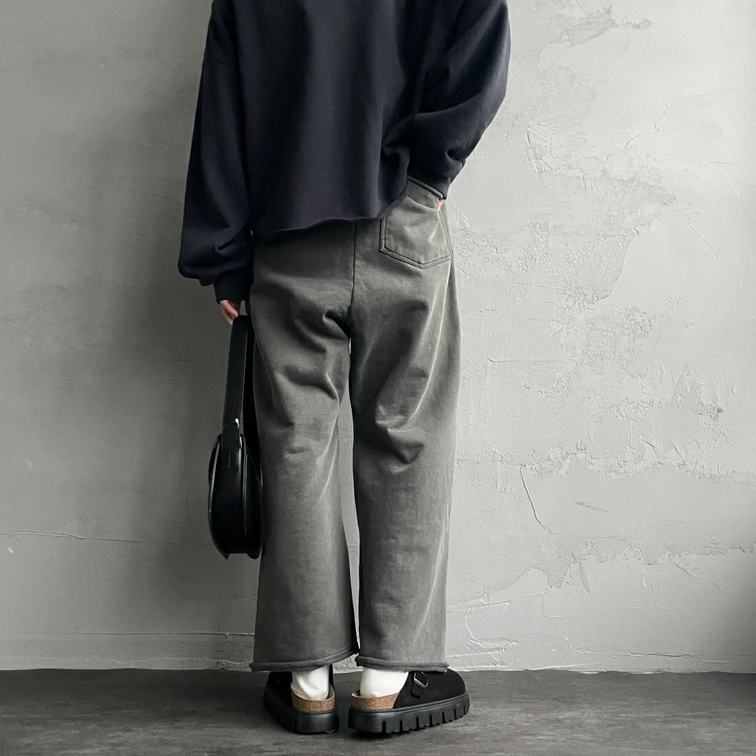 Jeans Factory Clothes [ジーンズファクトリークローズ] ピグメント ヘビー裏毛ワイドスウェットパンツ [2423-INM2] CHARCOAL&&モデル身長：158cm 着用サイズ：S&&