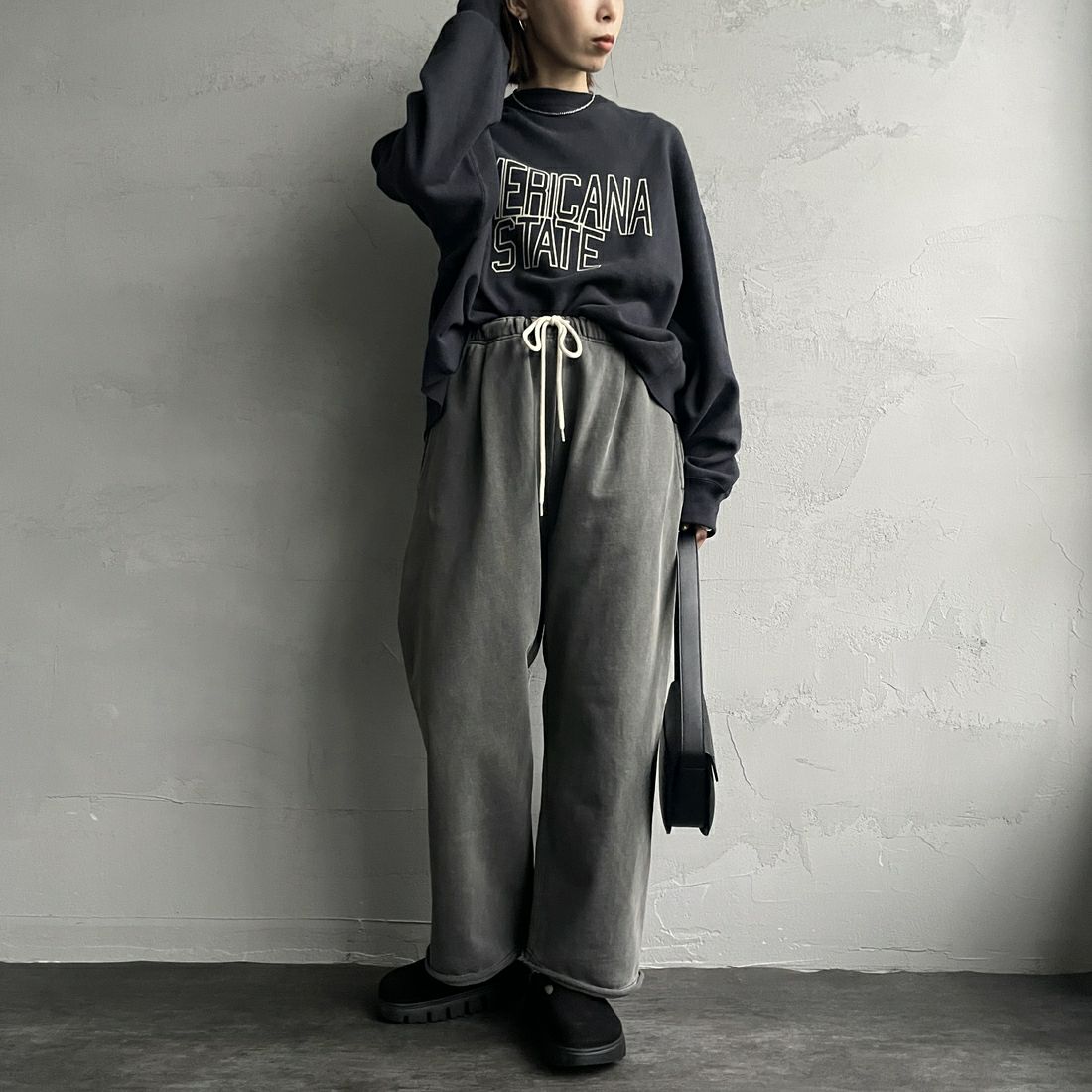 Jeans Factory Clothes [ジーンズファクトリークローズ] ピグメント ヘビー裏毛ワイドスウェットパンツ [2423-INM2] CHARCOAL&&モデル身長：158cm 着用サイズ：S&&