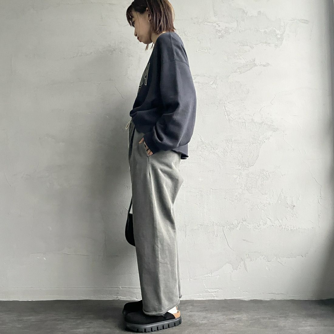 Jeans Factory Clothes [ジーンズファクトリークローズ] ピグメント ヘビー裏毛ワイドスウェットパンツ [2423-INM2] CHARCOAL&&モデル身長：158cm 着用サイズ：S&&