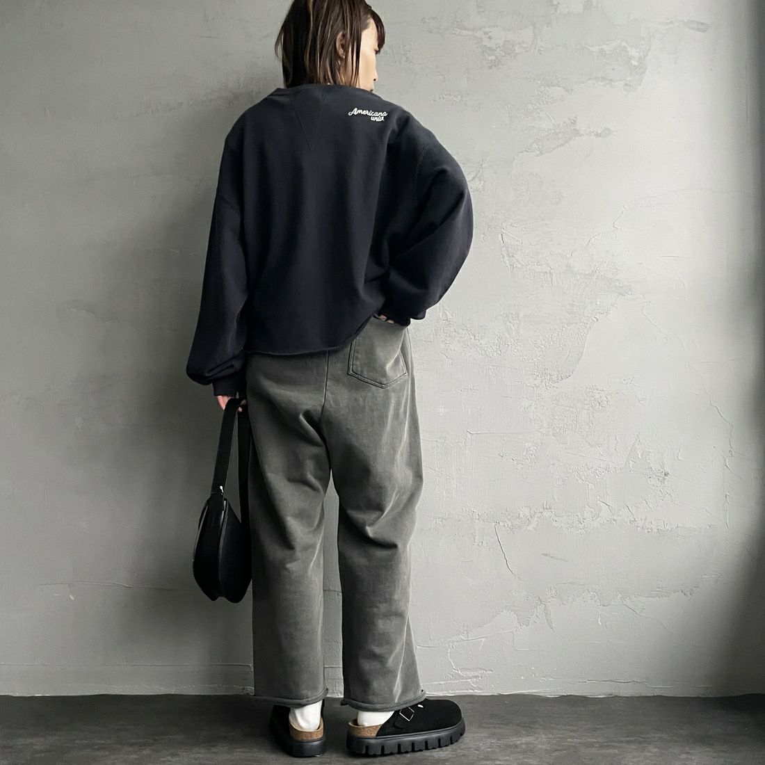Jeans Factory Clothes [ジーンズファクトリークローズ] ピグメント ヘビー裏毛ワイドスウェットパンツ [2423-INM2] CHARCOAL&&モデル身長：158cm 着用サイズ：S&&