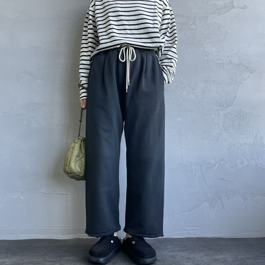 Jeans Factory Clothes [ジーンズファクトリークローズ] ピグメント ヘビー裏毛ワイドスウェットパンツ [2423-INM2] BLACK&&モデル身長：160cm 着用サイズ：S&&