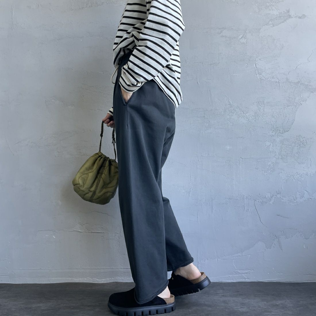 Jeans Factory Clothes [ジーンズファクトリークローズ] ピグメント ヘビー裏毛ワイドスウェットパンツ [2423-INM2] BLACK&&モデル身長：160cm 着用サイズ：S&&