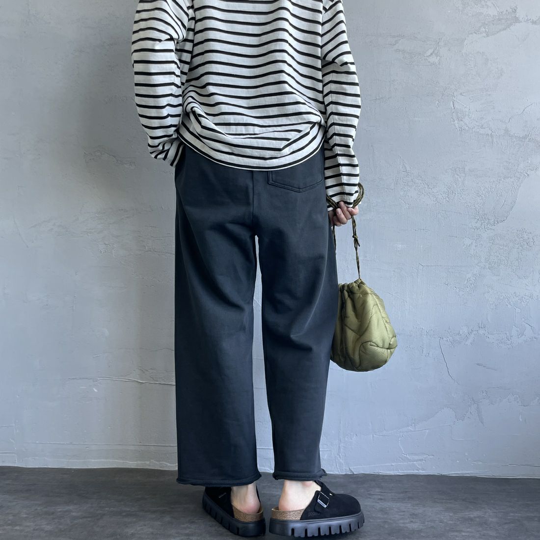 Jeans Factory Clothes [ジーンズファクトリークローズ] ピグメント ヘビー裏毛ワイドスウェットパンツ [2423-INM2] BLACK&&モデル身長：160cm 着用サイズ：S&&