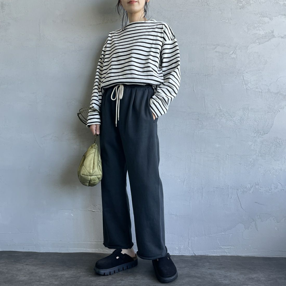Jeans Factory Clothes [ジーンズファクトリークローズ] ピグメント ヘビー裏毛ワイドスウェットパンツ [2423-INM2] BLACK&&モデル身長：160cm 着用サイズ：S&&