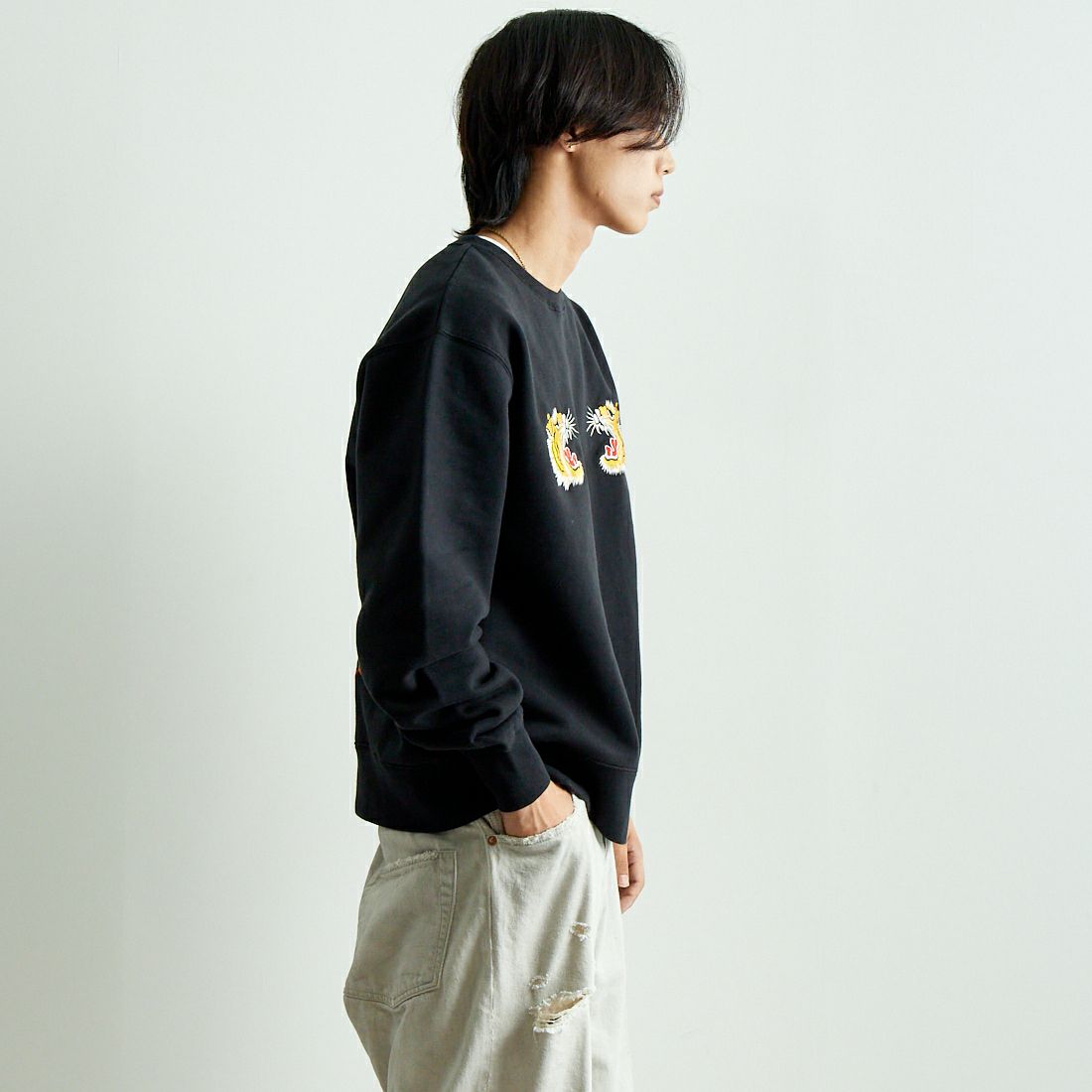 TAILOR TOYO [テーラートウヨウ] ジャパンマップ刺繍スウェット [TT69472] 119 BLACK &&モデル身長：179cm 着用サイズ：L&&