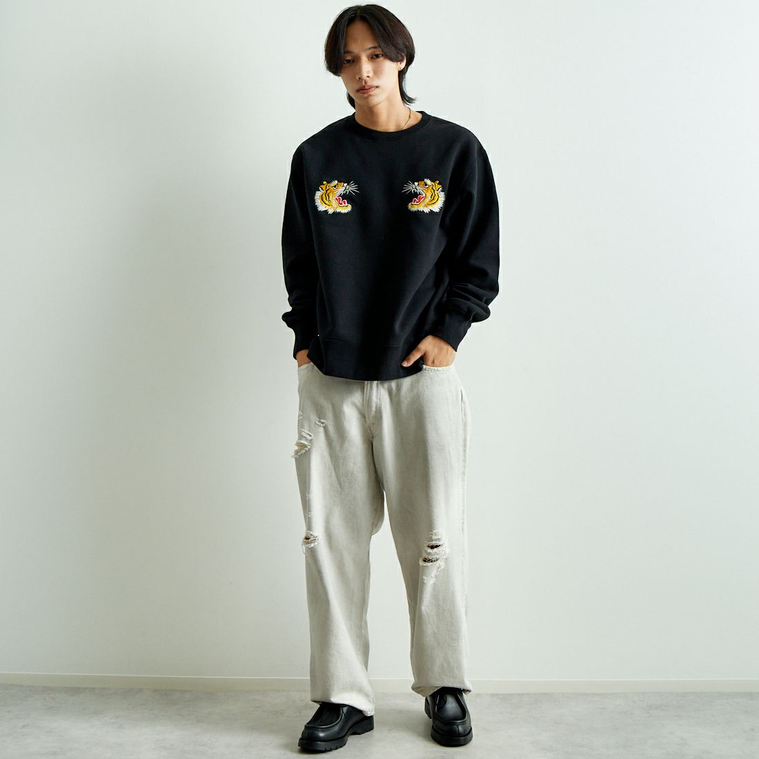 TAILOR TOYO [テーラートウヨウ] ジャパンマップ刺繍スウェット [TT69472] 119 BLACK &&モデル身長：179cm 着用サイズ：L&&