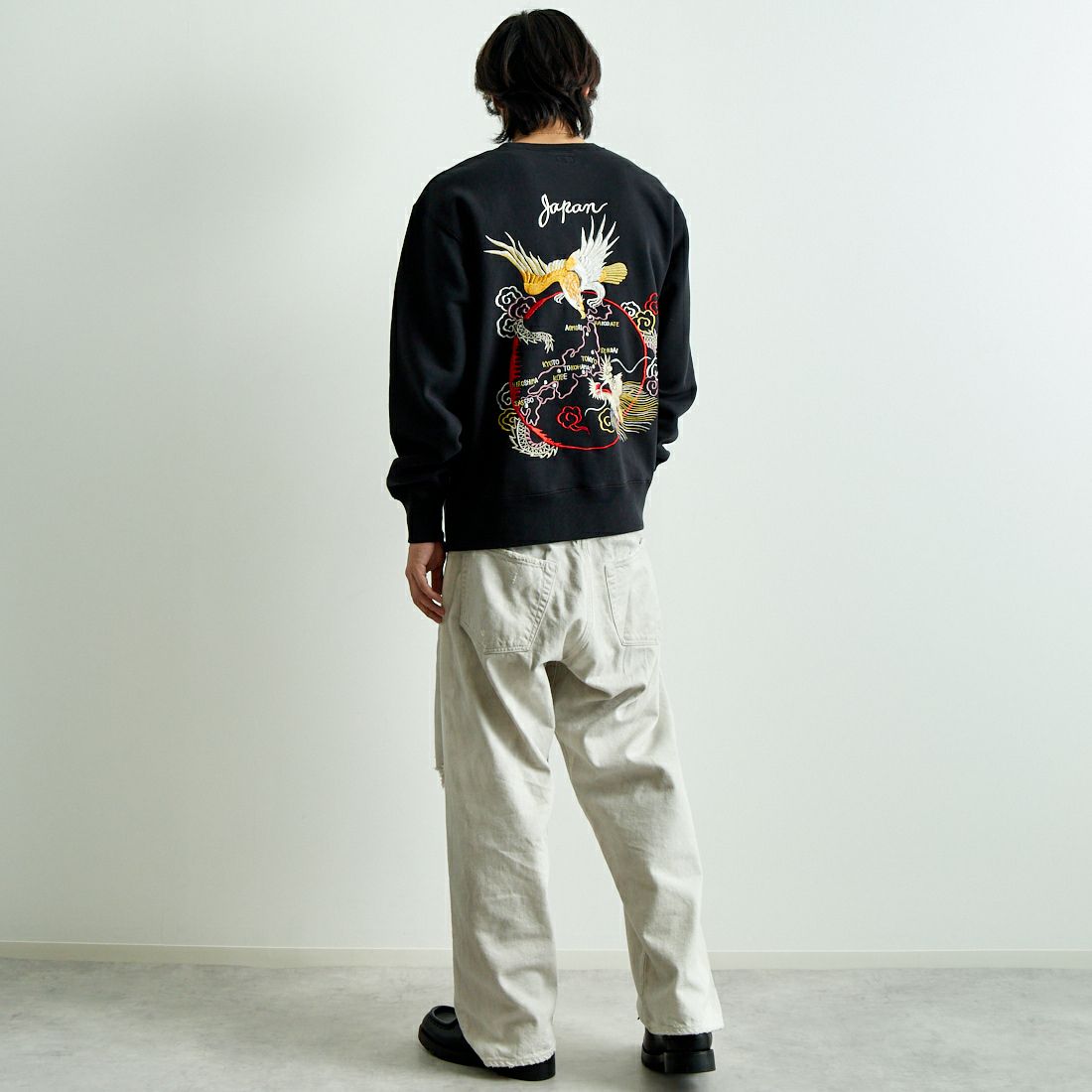 TAILOR TOYO [テーラートウヨウ] ジャパンマップ刺繍スウェット [TT69472] 119 BLACK &&モデル身長：179cm 着用サイズ：L&&