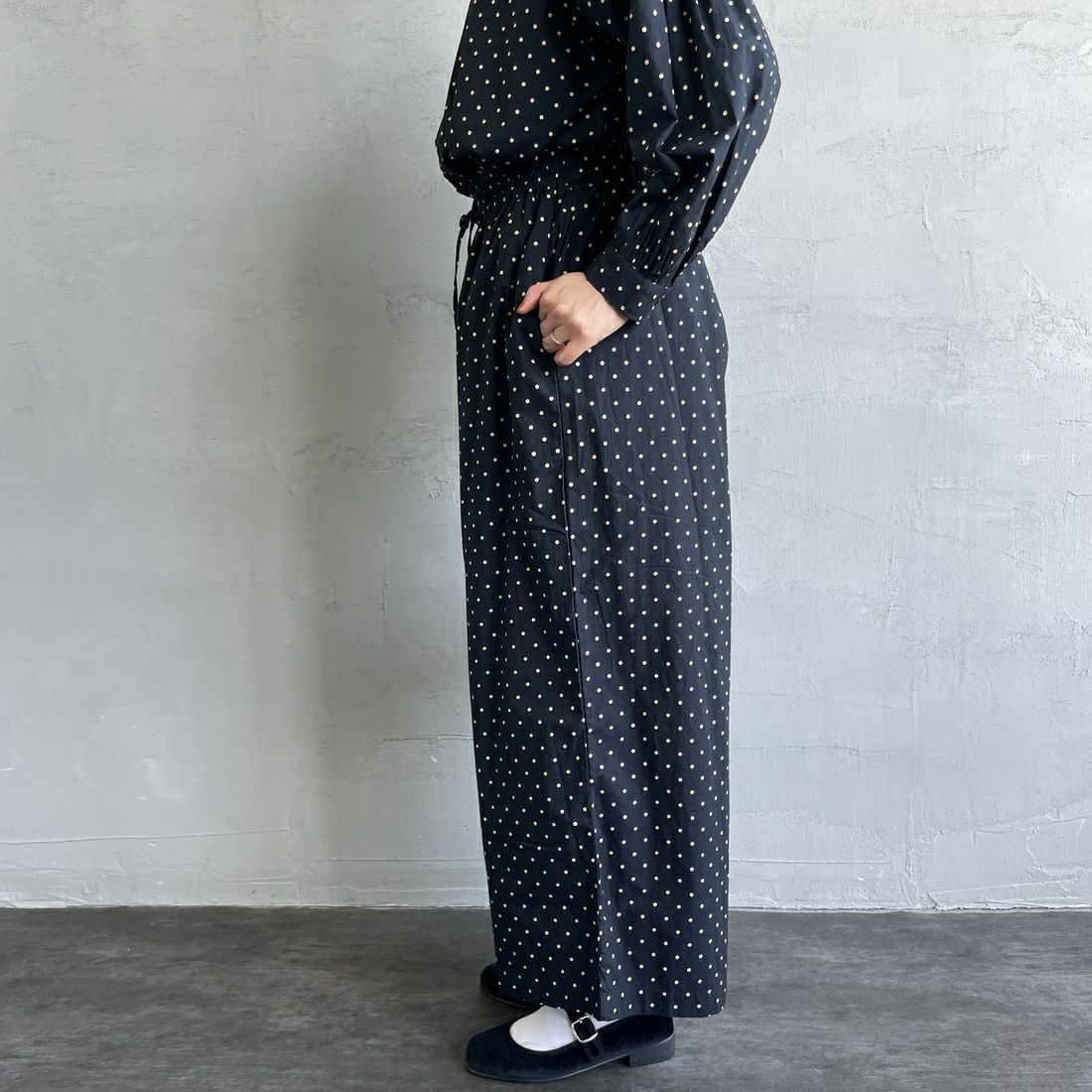 soil [ソイル] ワイドイージーパンツ [NSL22536] 992M BK/BE &&モデル身長：159cm 着用サイズ：2&&