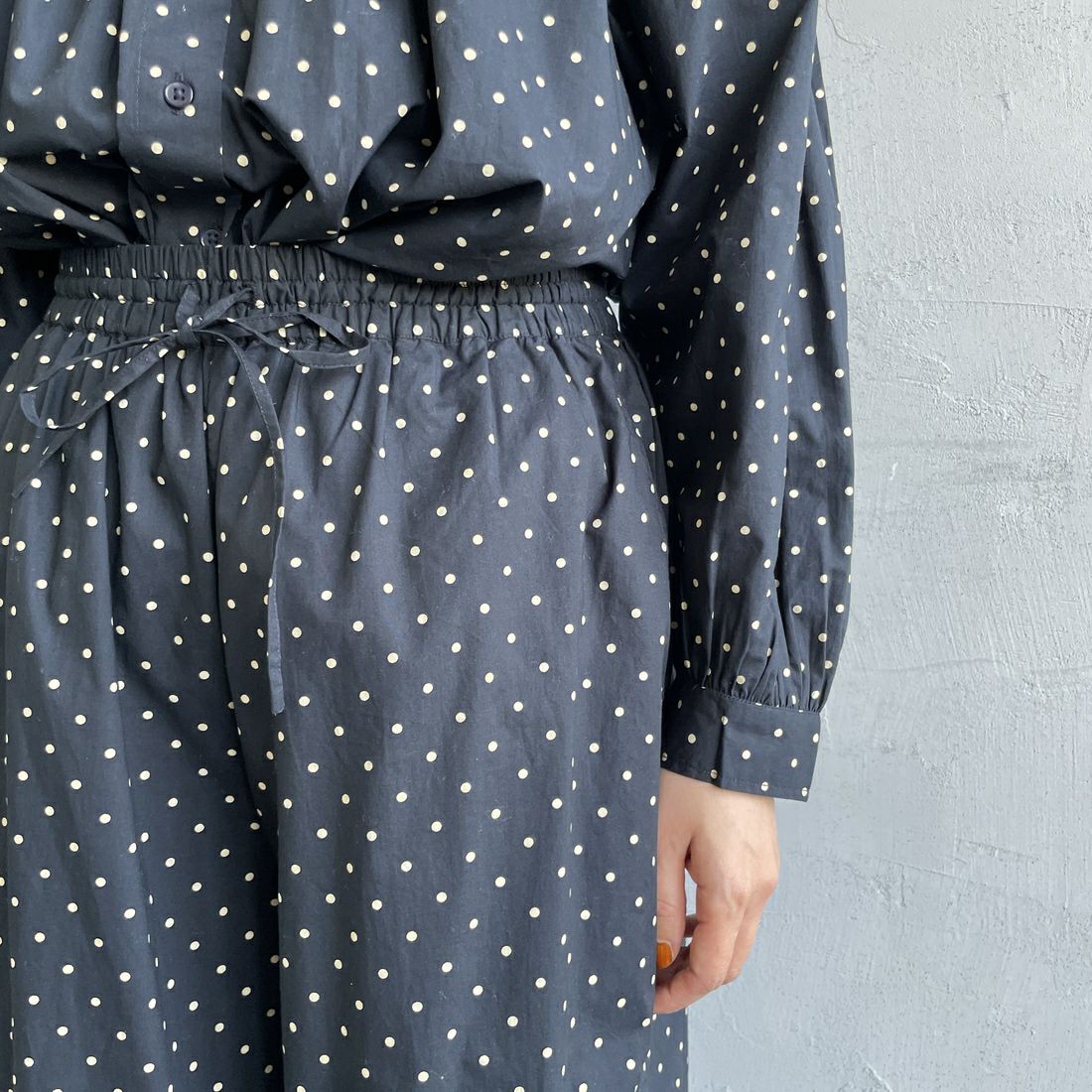 soil [ソイル] ワイドイージーパンツ [NSL22536] 992M BK/BE &&モデル身長：159cm 着用サイズ：2&&