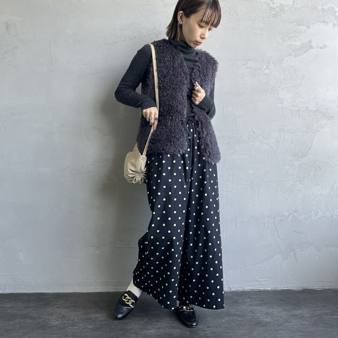 soil [ソイル] ワイドイージーパンツ [NSL22536] 992L BK/BE &&モデル身長：158cm 着用サイズ：2&&