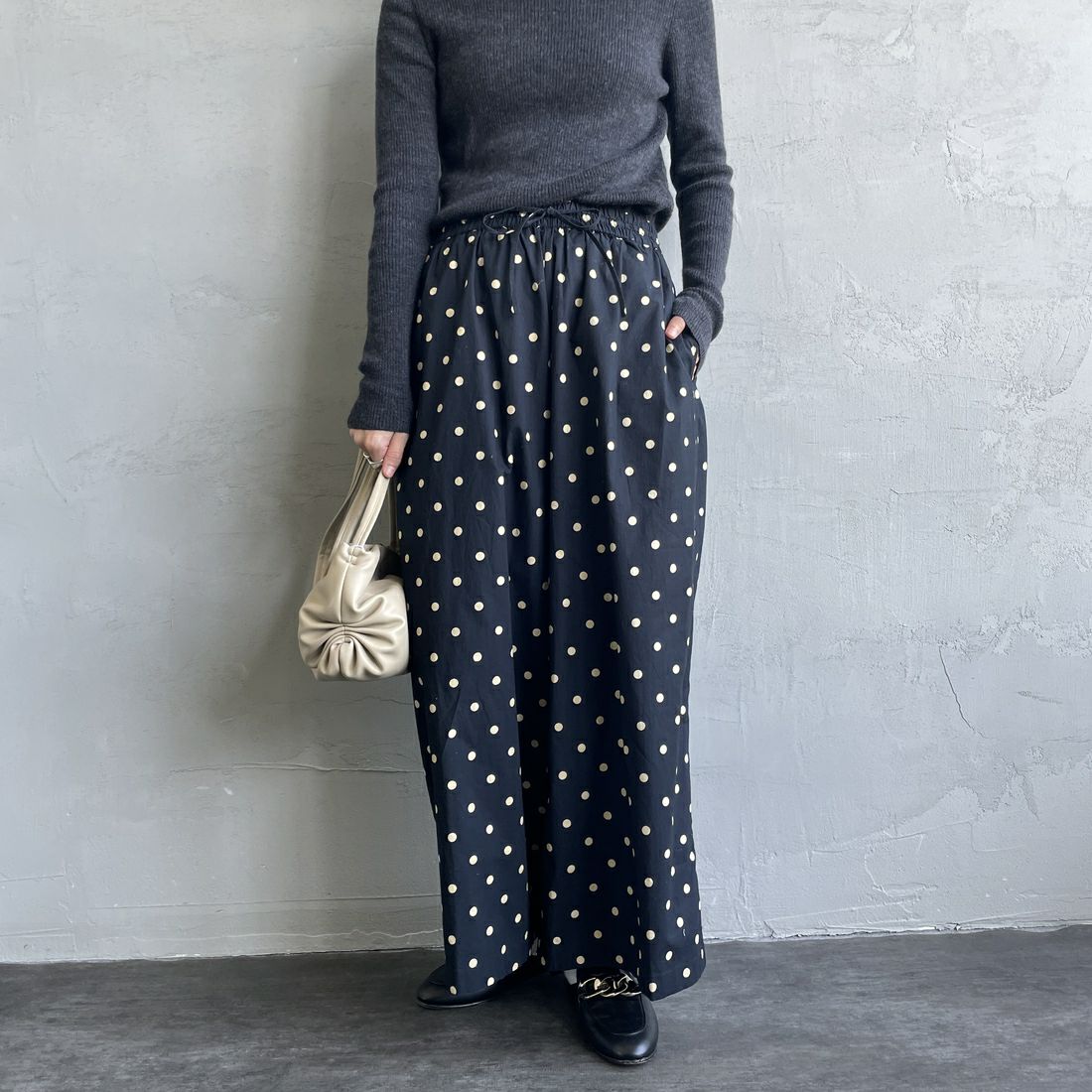 soil [ソイル] ワイドイージーパンツ [NSL22536] 992L BK/BE &&モデル身長：158cm 着用サイズ：2&&