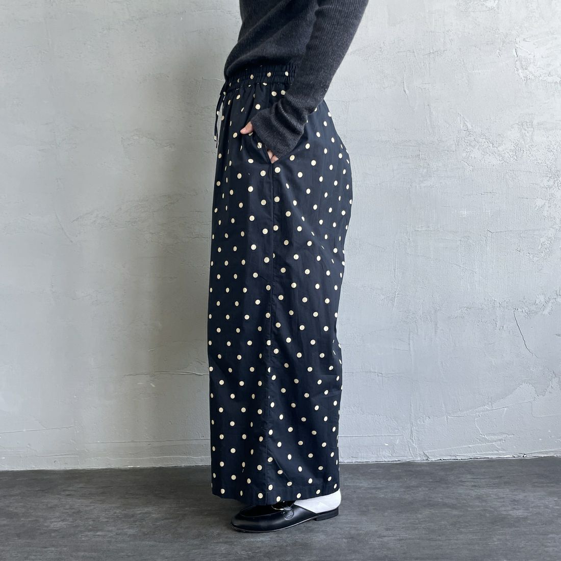 soil [ソイル] ワイドイージーパンツ [NSL22536] 992L BK/BE &&モデル身長：158cm 着用サイズ：2&&