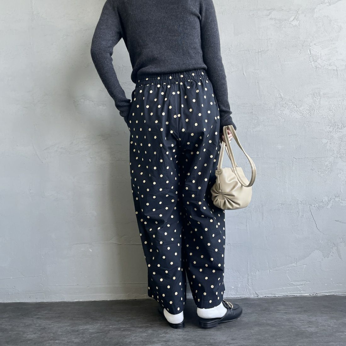 soil [ソイル] ワイドイージーパンツ [NSL22536] 992L BK/BE &&モデル身長：158cm 着用サイズ：2&&