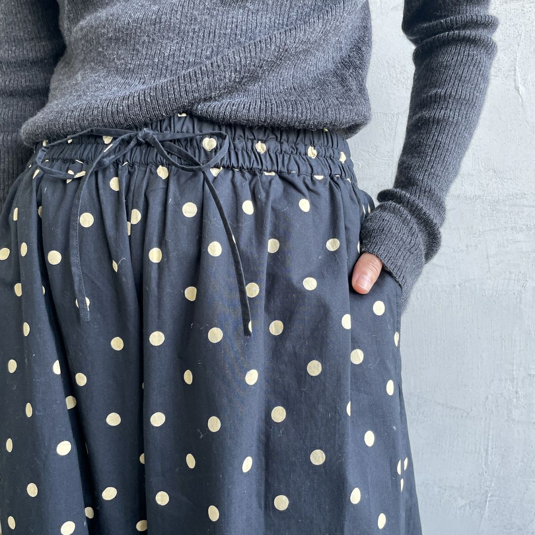 soil [ソイル] ワイドイージーパンツ [NSL22536] 992L BK/BE &&モデル身長：158cm 着用サイズ：2&&