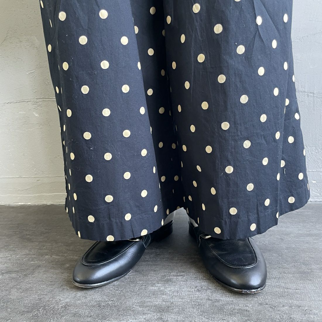 soil [ソイル] ワイドイージーパンツ [NSL22536] 992L BK/BE &&モデル身長：158cm 着用サイズ：2&&