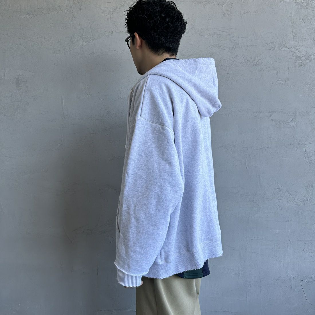 Jeans Factory Clothes [ジーンズファクトリークローズ] ピグメント ヘビー裏毛サーマルカットジップパーカー [2423-INM1] ASH&&モデル身長：168cm 着用サイズ：L&&