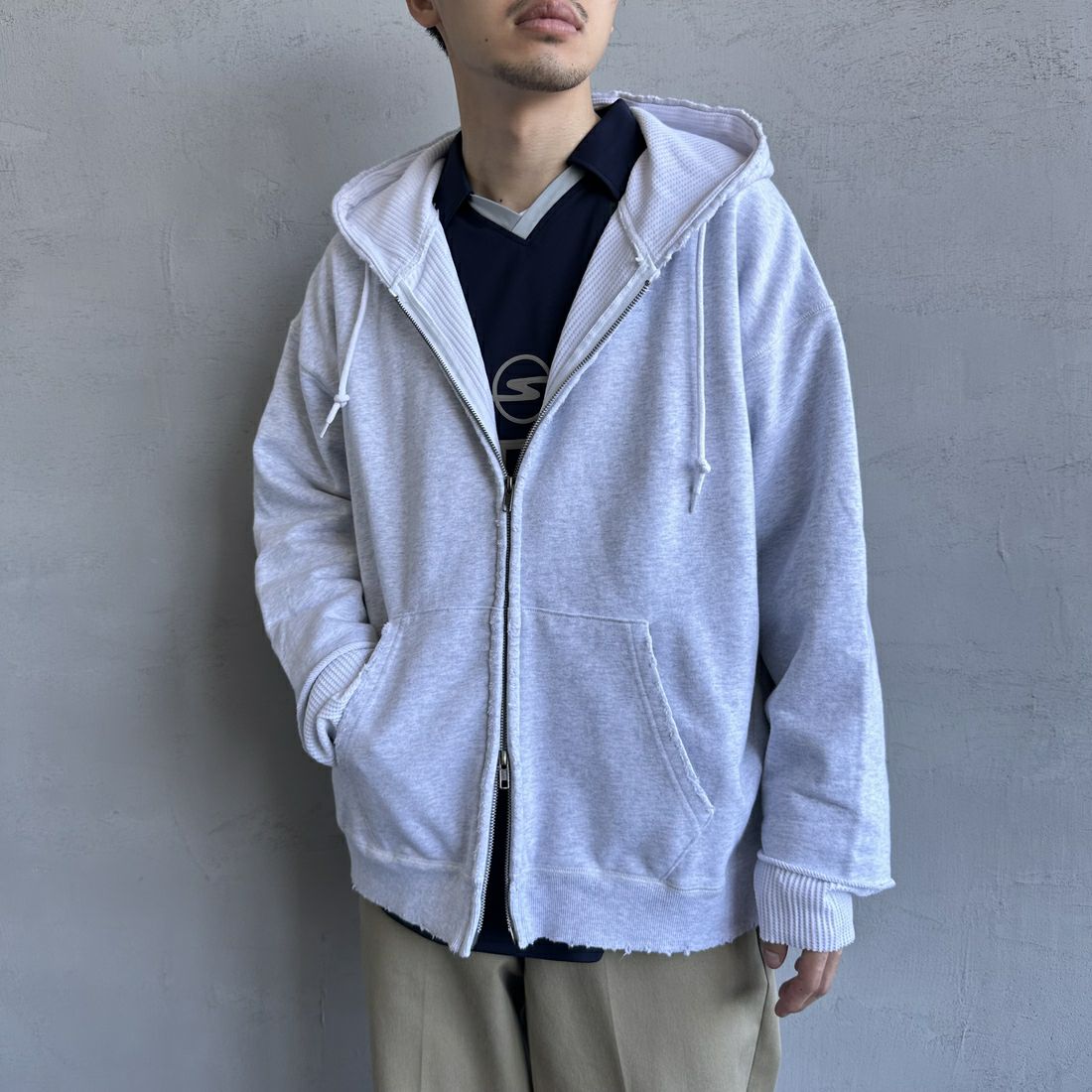 Jeans Factory Clothes [ジーンズファクトリークローズ] ピグメント ヘビー裏毛サーマルカットジップパーカー [2423-INM1] ASH&&モデル身長：168cm 着用サイズ：L&&