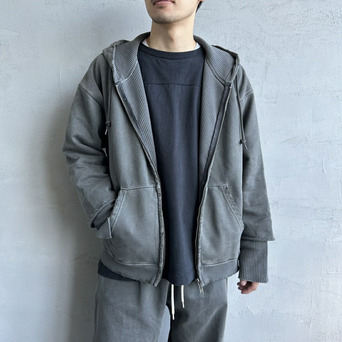 Jeans Factory Clothes [ジーンズファクトリークローズ] ピグメント ヘビー裏毛サーマルカットジップパーカー [2423-INM1] CHARCOAL&&モデル身長：168cm 着用サイズ：M&&