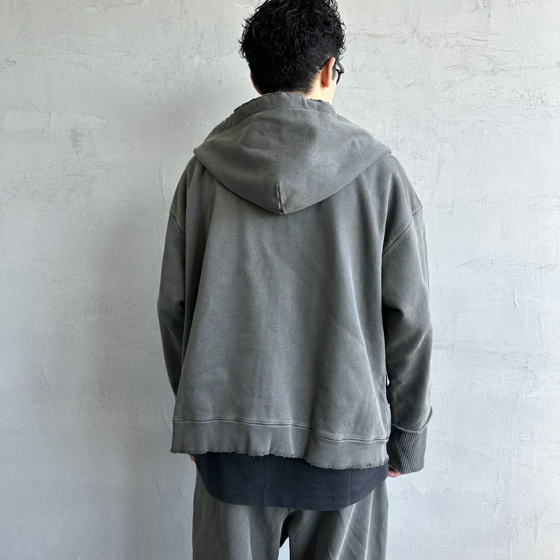 Jeans Factory Clothes [ジーンズファクトリークローズ] ピグメント ヘビー裏毛サーマルカットジップパーカー [2423-INM1] CHARCOAL&&モデル身長：168cm 着用サイズ：M&&