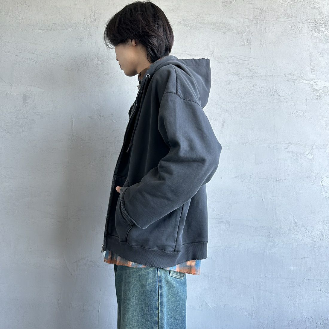 Jeans Factory Clothes [ジーンズファクトリークローズ] ピグメント ヘビー裏毛サーマルカットジップパーカー [2423-INM1] BLACK&&モデル身長：179cm 着用サイズ：L&&