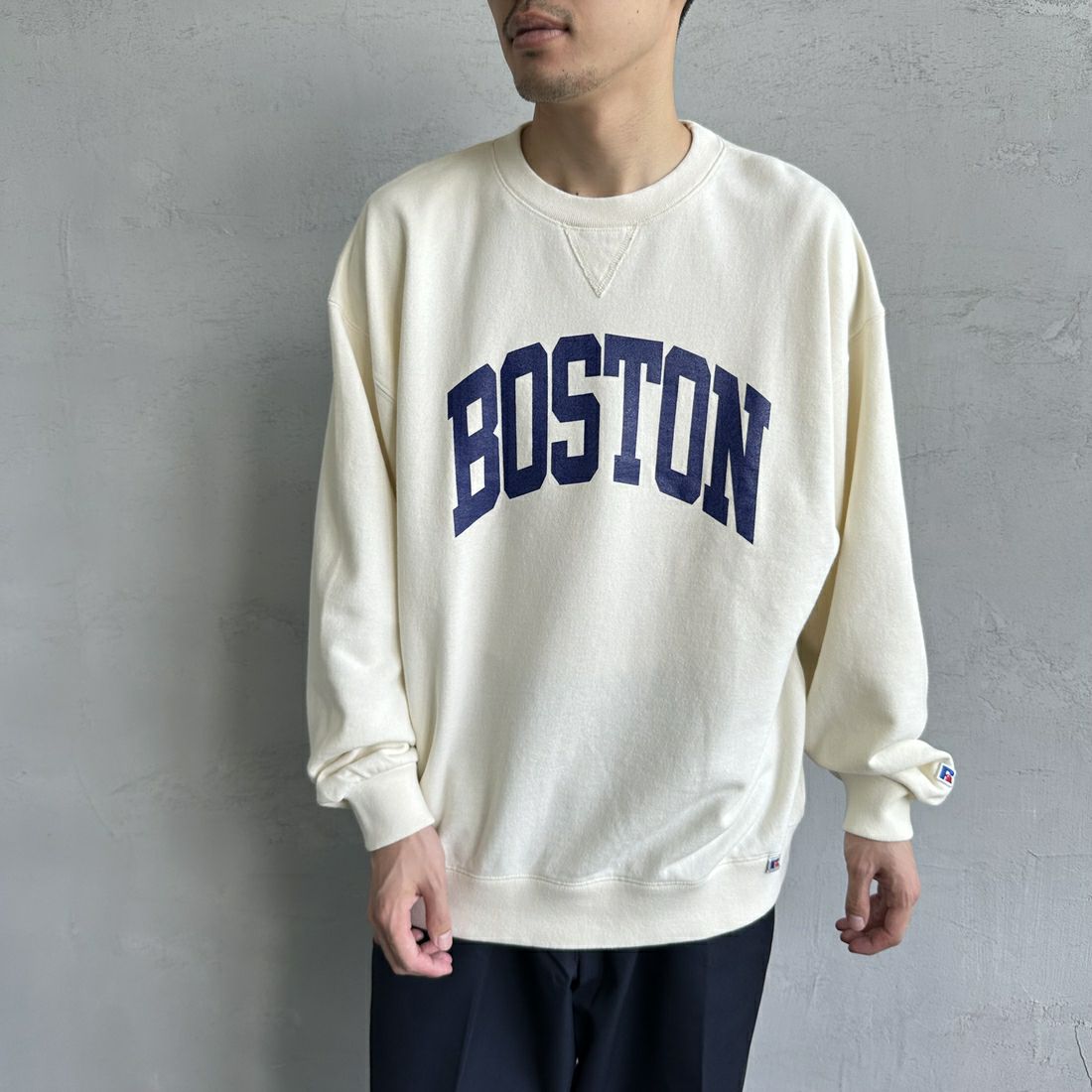 RUSSELL ATHLETIC [ラッセル アスレチック] 別注 カレッジロゴプリントスウェット [RC-243501IN-JF] CREAM &&モデル身長：168cm 着用サイズ：L&&