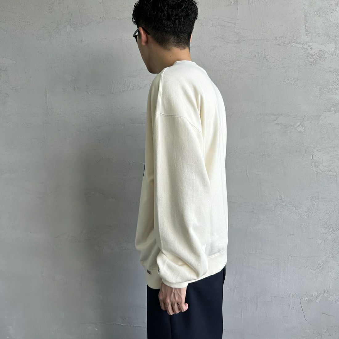RUSSELL ATHLETIC [ラッセル アスレチック] 別注 カレッジロゴプリントスウェット [RC-243501IN-JF] CREAM &&モデル身長：168cm 着用サイズ：L&&