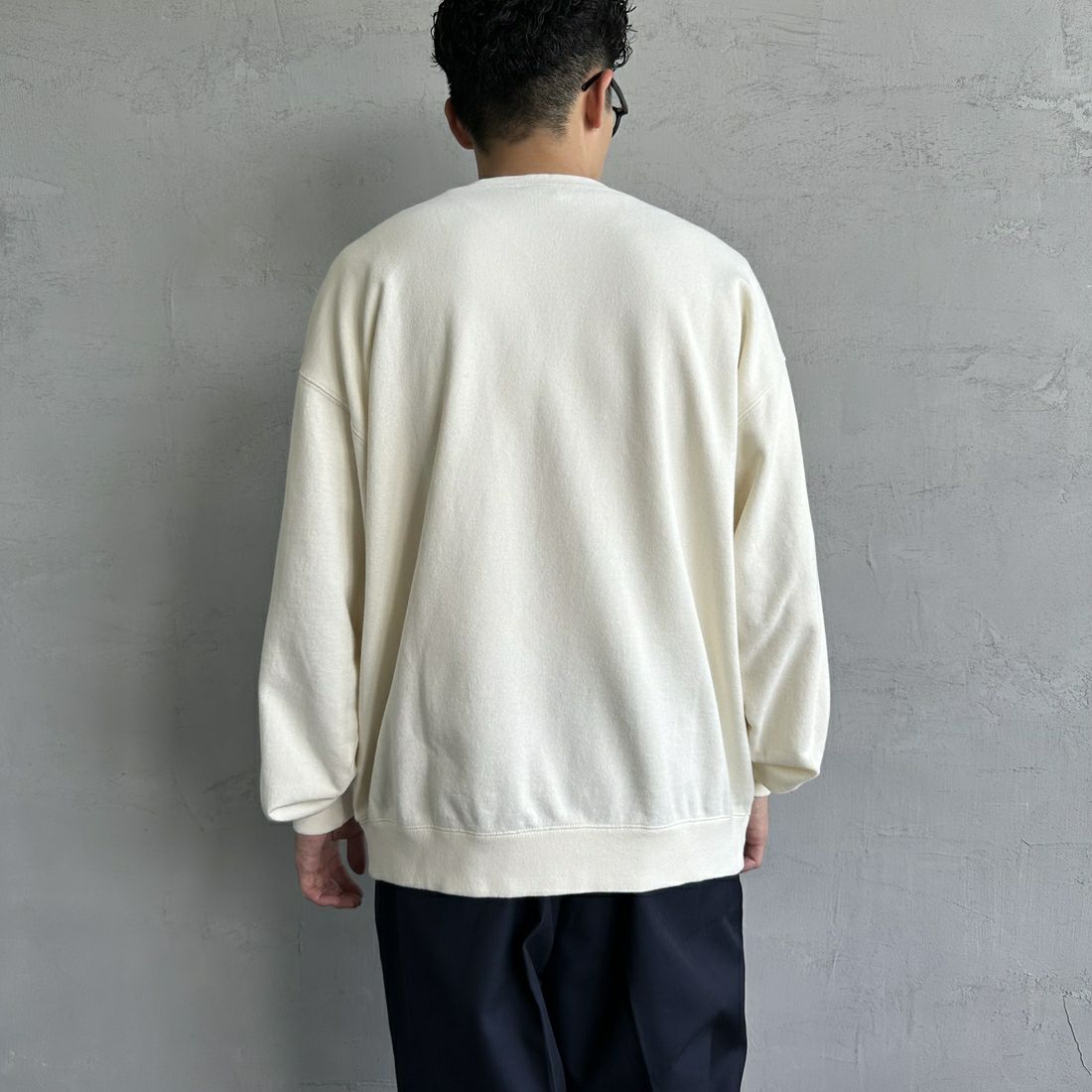 RUSSELL ATHLETIC [ラッセル アスレチック] 別注 カレッジロゴプリントスウェット [RC-243501IN-JF] CREAM &&モデル身長：168cm 着用サイズ：L&&