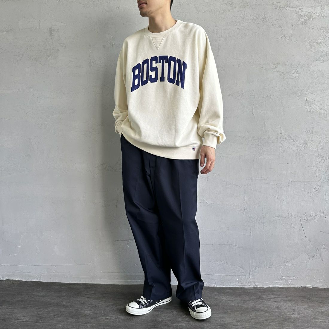 RUSSELL ATHLETIC [ラッセル アスレチック] 別注 カレッジロゴプリントスウェット [RC-243501IN-JF] CREAM &&モデル身長：168cm 着用サイズ：L&&