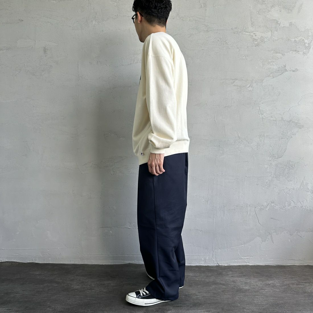 RUSSELL ATHLETIC [ラッセル アスレチック] 別注 カレッジロゴプリントスウェット [RC-243501IN-JF] CREAM &&モデル身長：168cm 着用サイズ：L&&