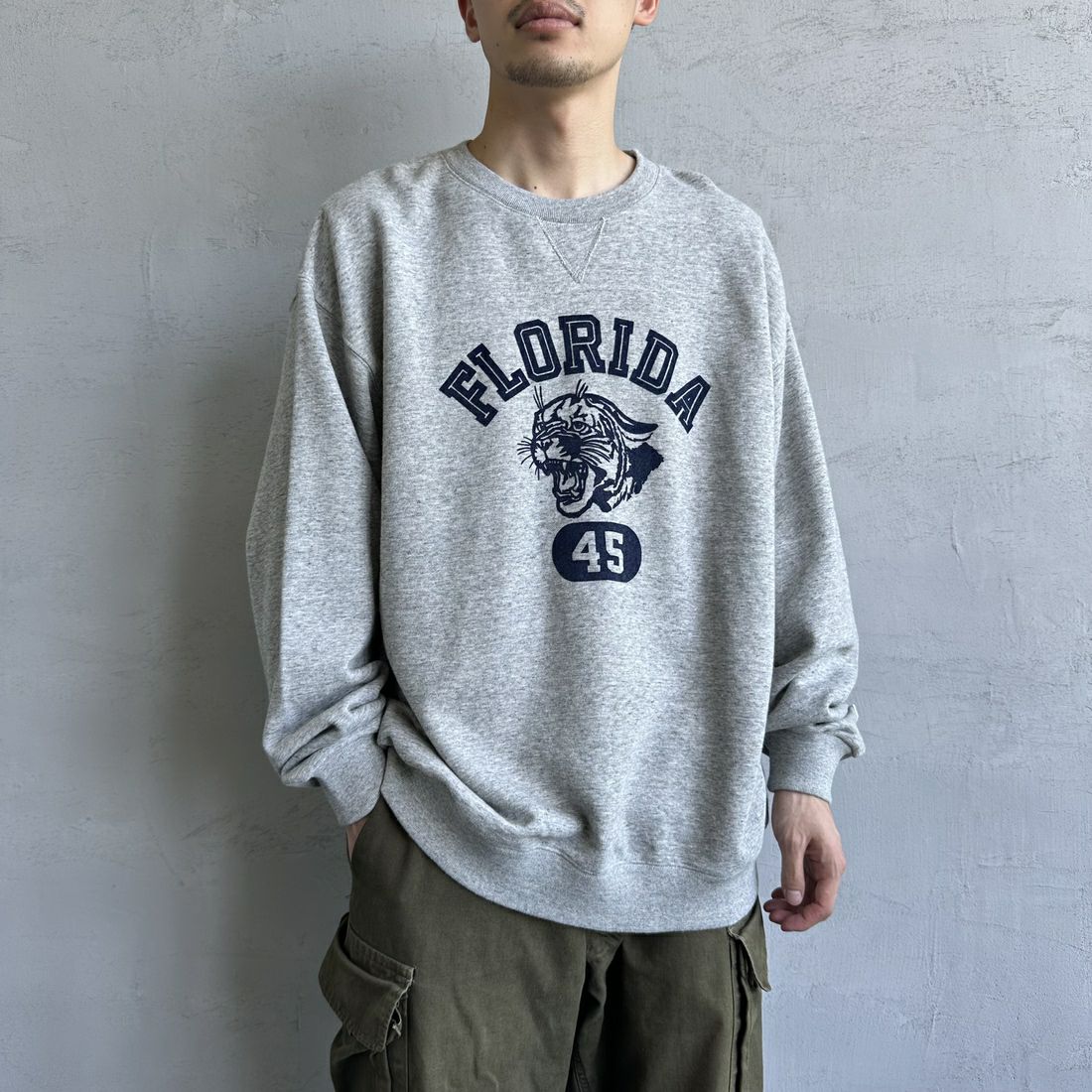 RUSSELL ATHLETIC [ラッセル アスレチック] 別注 カレッジロゴプリントスウェット [RC-243501IN-JF] M.GREY &&モデル身長：168cm 着用サイズ：L&&