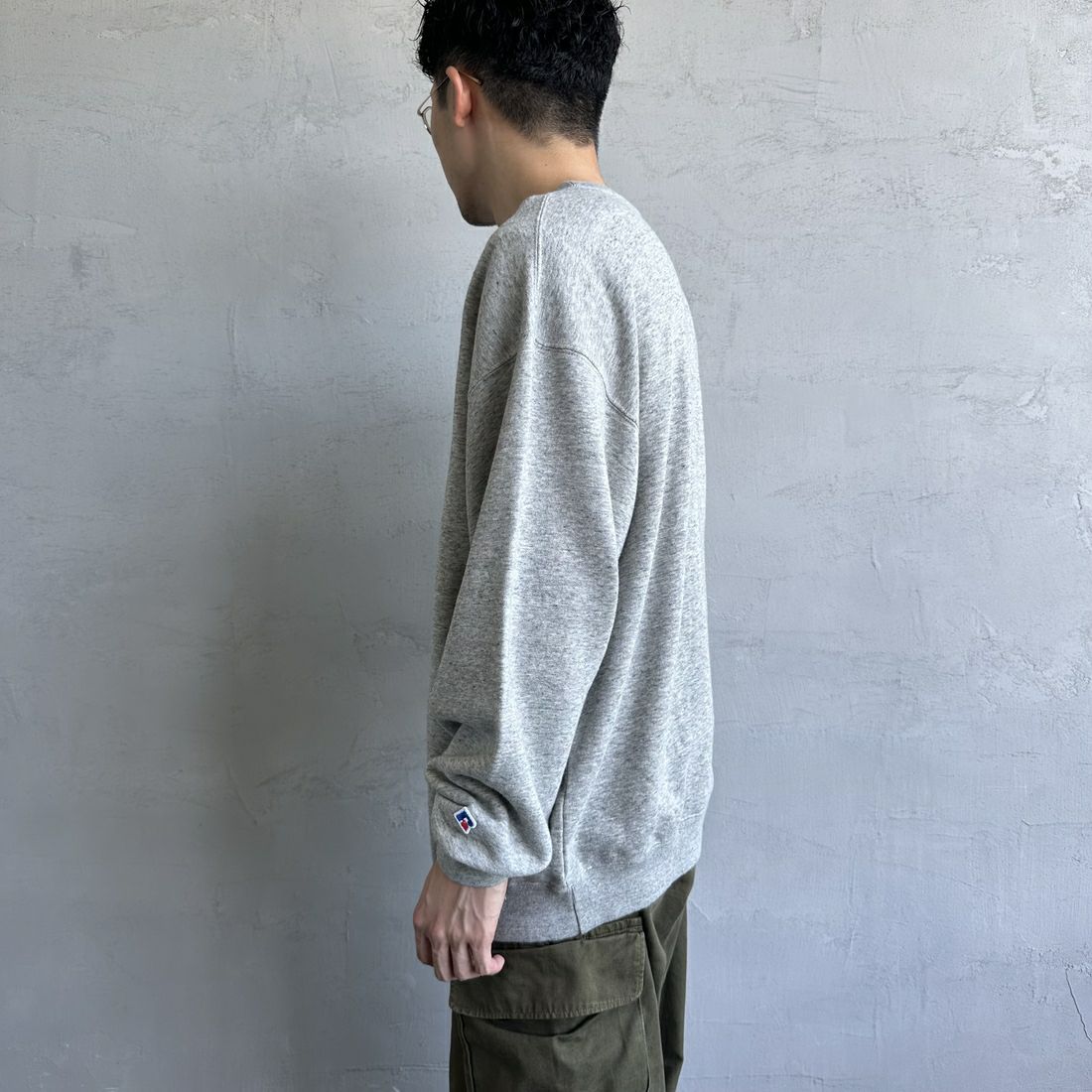 RUSSELL ATHLETIC [ラッセル アスレチック] 別注 カレッジロゴプリントスウェット [RC-243501IN-JF] M.GREY &&モデル身長：168cm 着用サイズ：L&&