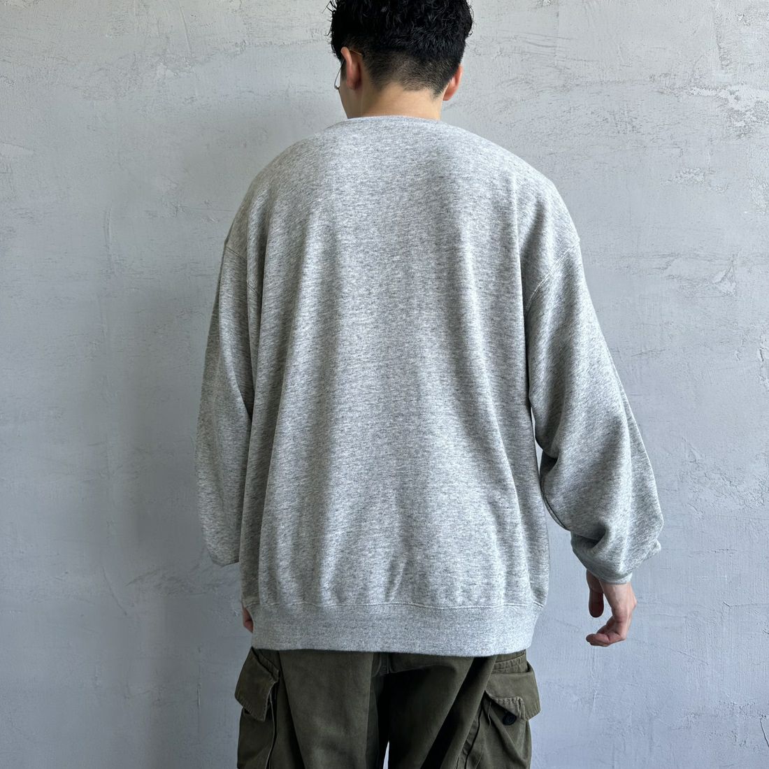 RUSSELL ATHLETIC [ラッセル アスレチック] 別注 カレッジロゴプリントスウェット [RC-243501IN-JF] M.GREY &&モデル身長：168cm 着用サイズ：L&&