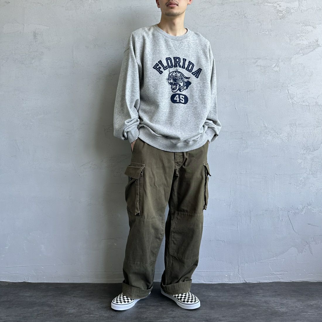 RUSSELL ATHLETIC [ラッセル アスレチック] 別注 カレッジロゴプリントスウェット [RC-243501IN-JF] M.GREY &&モデル身長：168cm 着用サイズ：L&&