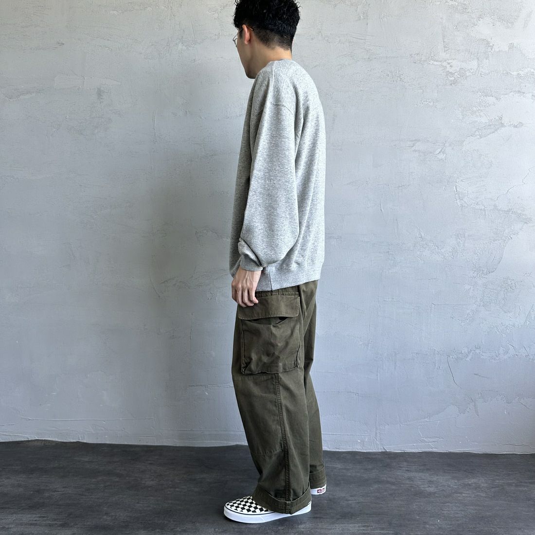 RUSSELL ATHLETIC [ラッセル アスレチック] 別注 カレッジロゴプリントスウェット [RC-243501IN-JF] M.GREY &&モデル身長：168cm 着用サイズ：L&&