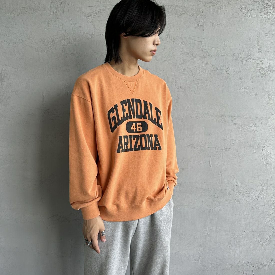 RUSSELL ATHLETIC [ラッセル アスレチック] 別注 カレッジロゴプリントスウェット [RC-243501IN-JF] ORANGE &&モデル身長：179cm 着用サイズ：L&&